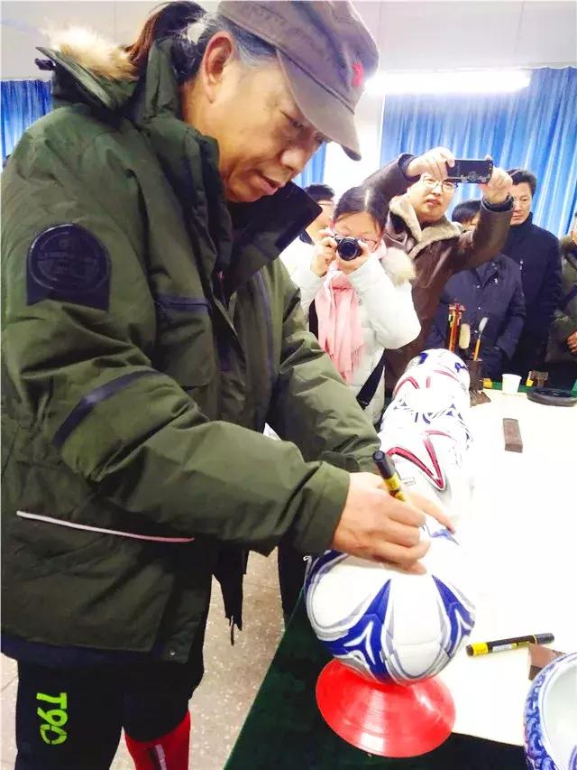 以球会友感受青山绿水红钢城别样精彩