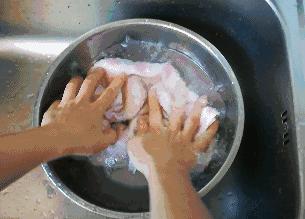 水里加一勺白醋防氧化变黑,水里加洗洁精能去油膜