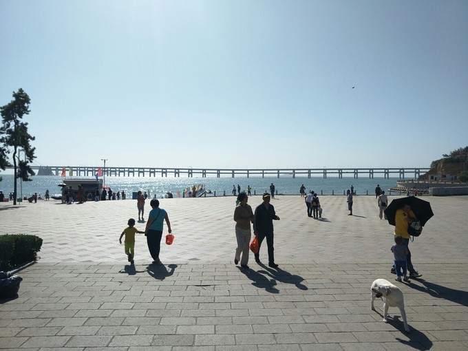 一家老小都去旅游啦,一家老小去游玩