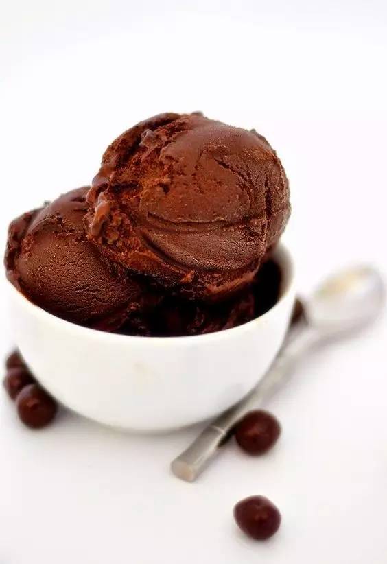 吃巧克力马卡龙冰淇淋三明治,哈根达斯牛奶太妃三明治冰淇淋