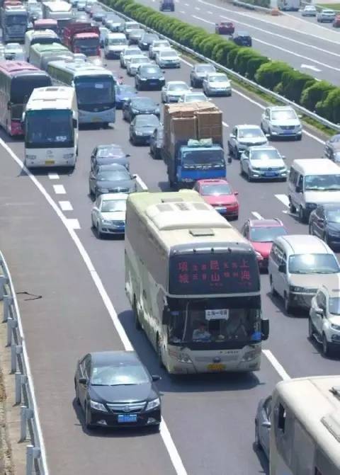 这辆苏E凯美瑞！你占用高速应急车道已经被无人机抓怕了