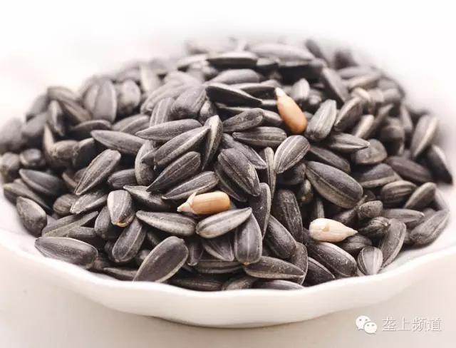吓人吃瓜子竟然吃出病,嗑瓜子会导致什么病