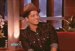 男士嘴唇干裂脱皮怎么回事,男士嘴唇干裂脱皮怎么办