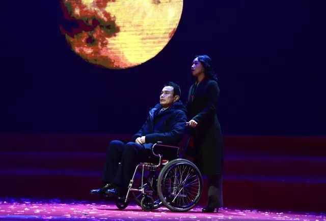 警察震撼人心的表演节目,慰问演出感动