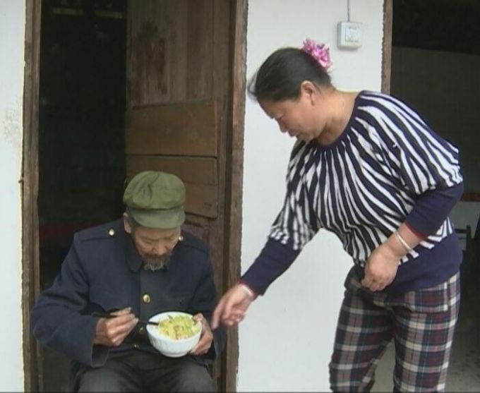 女子带着八旬公公改嫁,女子带公公改嫁18年