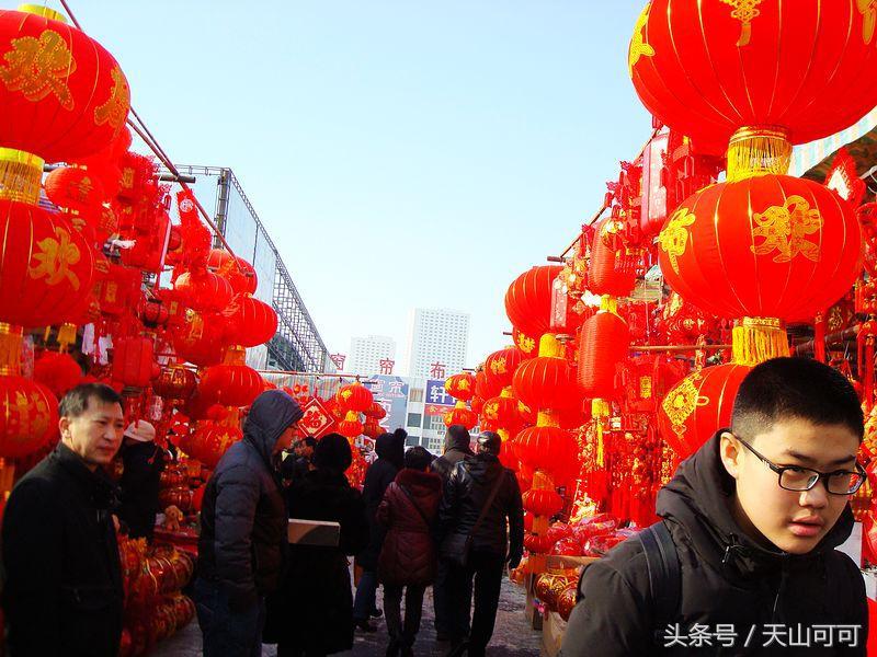 贴对联挂起红红火火的灯笼,红红火火过大年大红灯笼高高挂