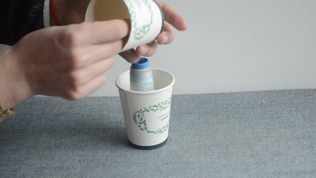 把一次性纸杯的底部戳个洞，解决了家家户户困扰的问题，赶紧试试