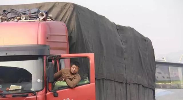 看了卡车司机都是如何省钱的！才知道养大车跑运输是多么的苦！