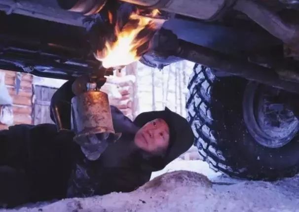 看了卡车司机都是如何省钱的！才知道养大车跑运输是多么的苦！