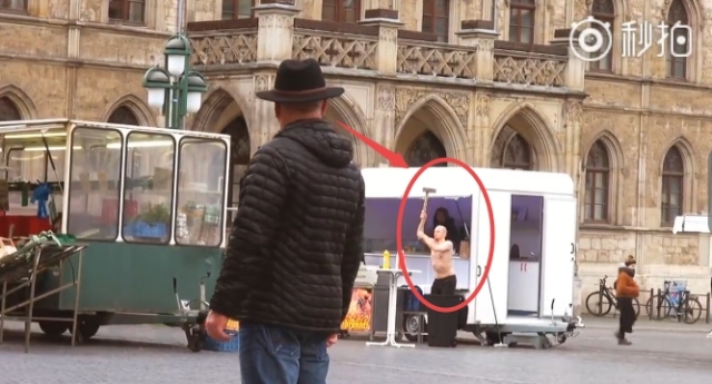 国外真人在街头演绎游戏《掘地求升》，路人会是什么反应？