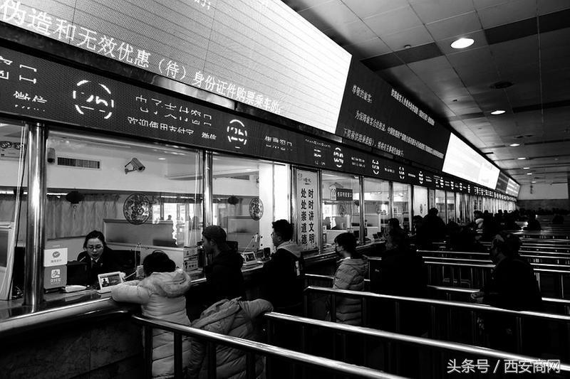 春运排队买票一去不复返,春运提前买票排队