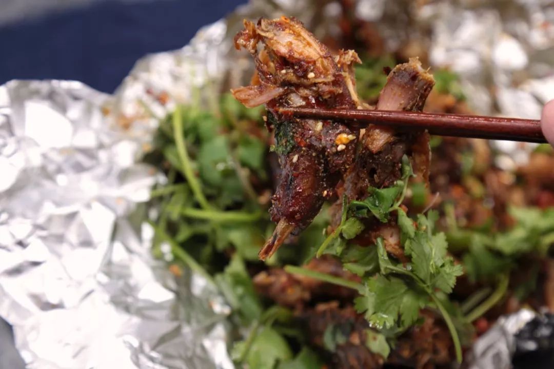 原来好多热门苍蝇馆子的干货，都可以抽真空、当特产带走！