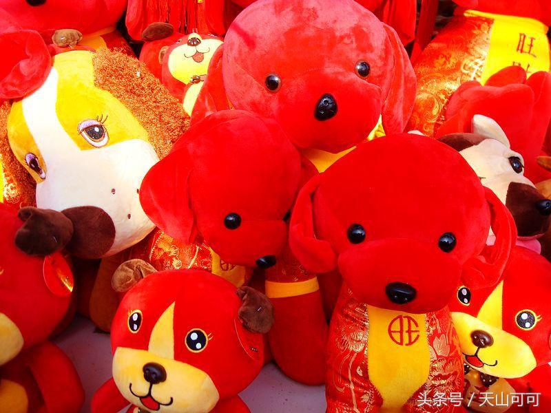 贴对联挂起红红火火的灯笼,红红火火过大年大红灯笼高高挂