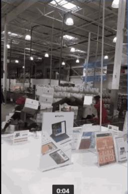 中国大妈海外战斗力尽显：10秒钟抢空货柜 老外以为在打架