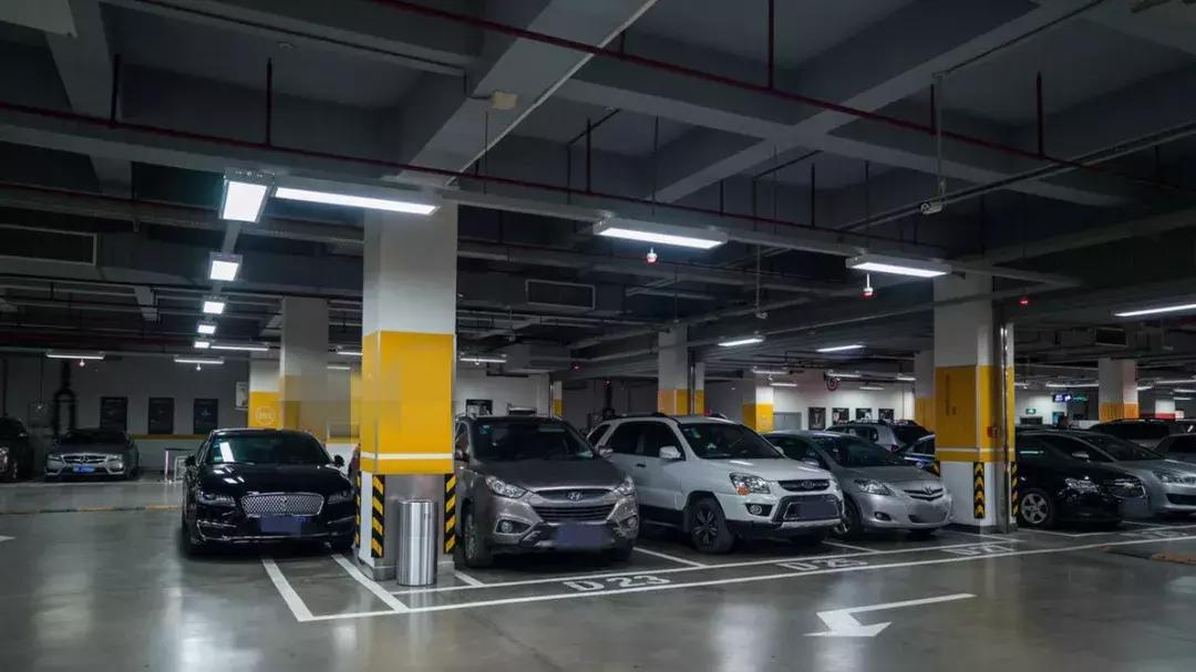 小伙突然昏迷热心路人纷纷抢救,男子突发昏迷多人救助