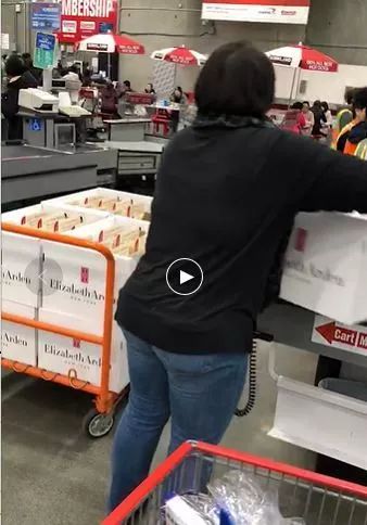 中国大妈海外战斗力尽显：10秒钟抢空货柜 老外以为在打架