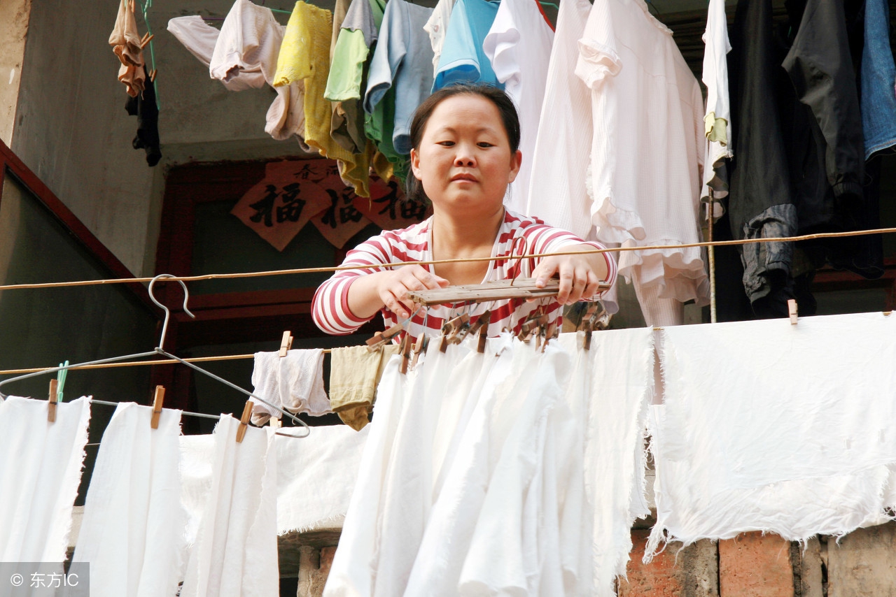 26岁孕妇二胎顺产第十天，莫名掉出“一块肉”医生检查后怒骂无知