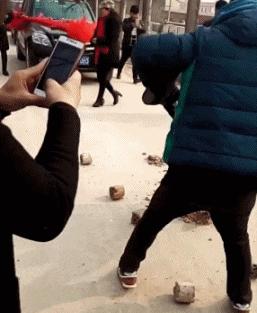 “性取向测试!”如果你看到的是一群人在游泳,那就再仔细看看