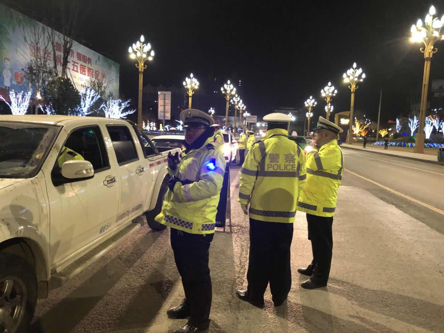 交警城管齐上阵联合整治重点路段,华州交警大整治