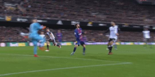 梅西遭对手凶狠脚铲脚踝出血,梅西惊险时刻