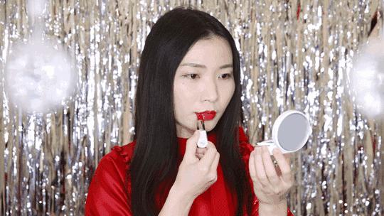 跟着宋慧乔、李圣经一起打造“新年妆”，你看怎么样？