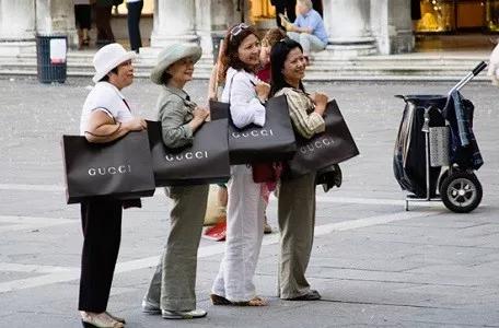 留学生回国免税店优惠政策,日媒曝光免税店坑骗中国游客