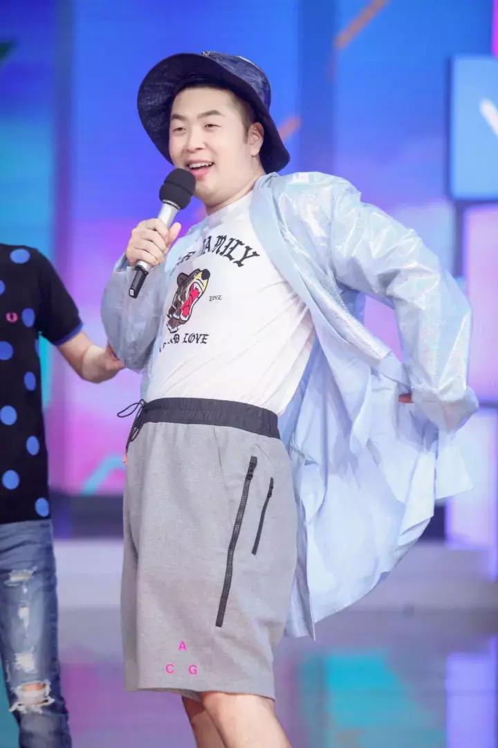 杜海涛机场购物袋,杜海涛背什么牌子的包