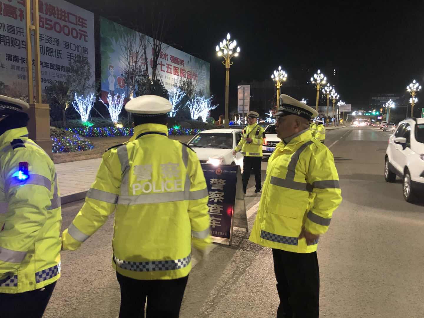 交警城管齐上阵联合整治重点路段,华州交警大整治