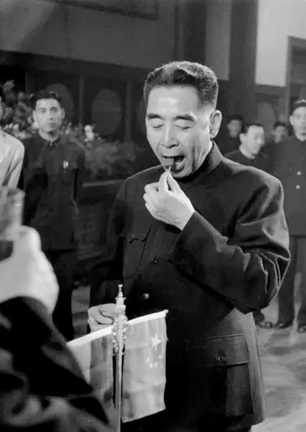 1957年的裸模与热吻！这个外国人在中国*拍偷**的老照片你一定没见过