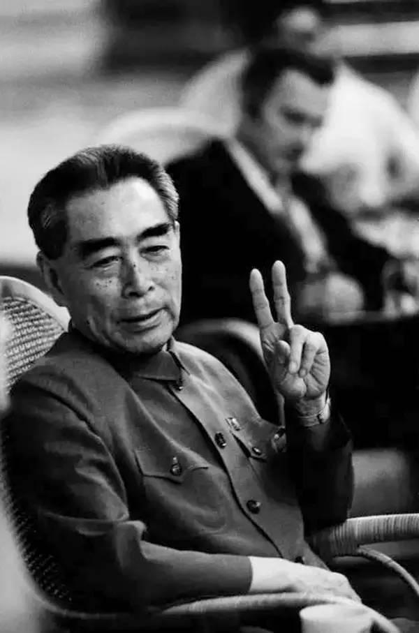 1957年的裸模与热吻！这个外国人在中国*拍偷**的老照片你一定没见过