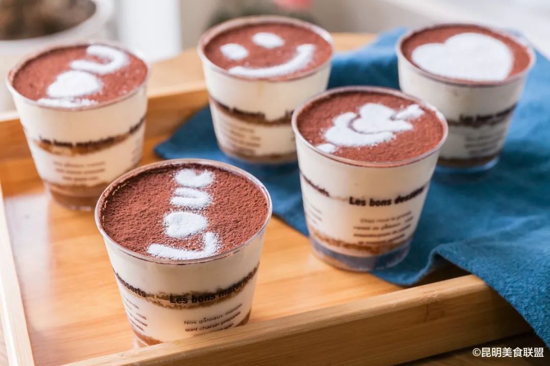 猎奇！昆明街边甜品店，居然每天200美少女拥挤这里生吃多肉