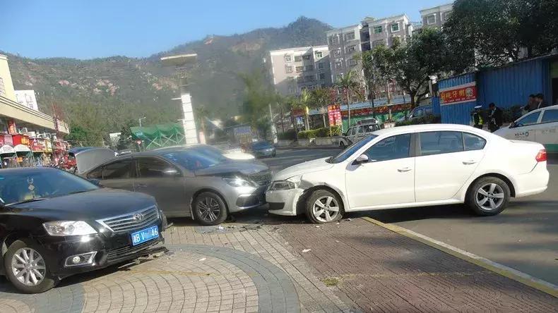 私家车被撞判赔租车费,租豪车出车祸保险不赔案件