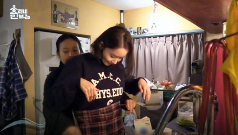 允儿白衫红裤出席活动,允儿韩国elle露脐装