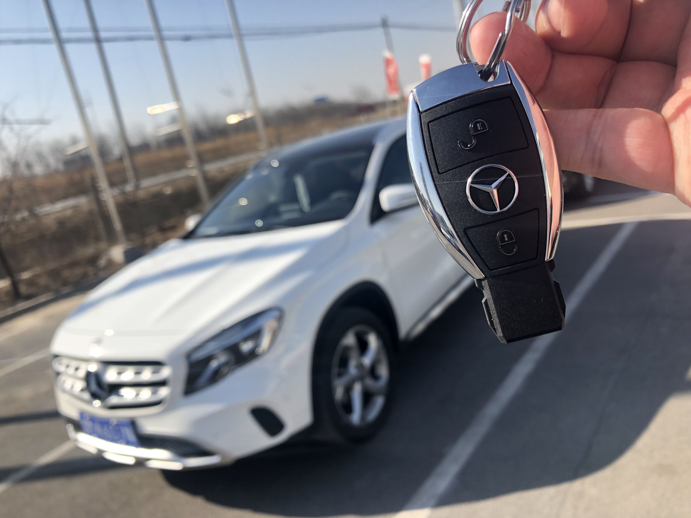 17款奔驰gla200动感还值多少钱,奔驰gla200动感对比宝马3系