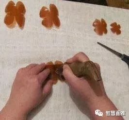 手工塑料玫瑰花制作过程,用塑料彩带做玫瑰花