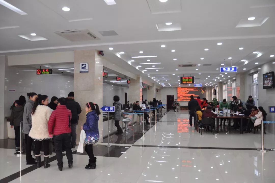 出入境窗口办证持续高峰,公安出入境办证大厅