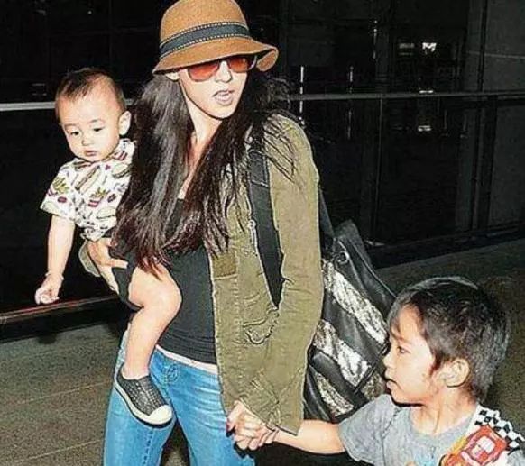 王菲谢霆锋同台集合,王菲谢霆锋甜蜜现场