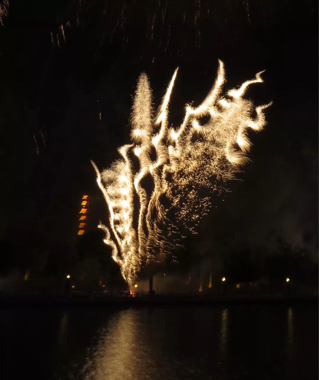 美爆了广州小蛮腰夜景,美爆了的紫色烟花