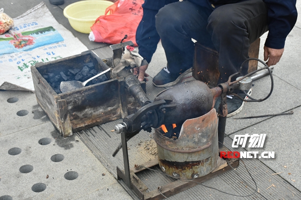 吃元宵猜灯谜社区居民载歌载舞,晃元宵猜灯谜家门口感受元宵味