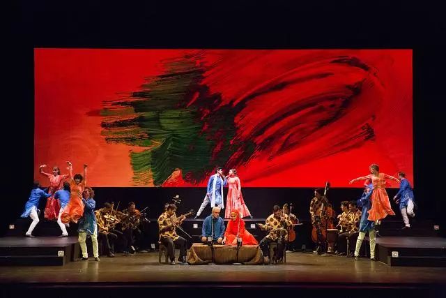 YT现场｜与三吨黏土共舞？艺术家如何让剧院变身作品的舞台