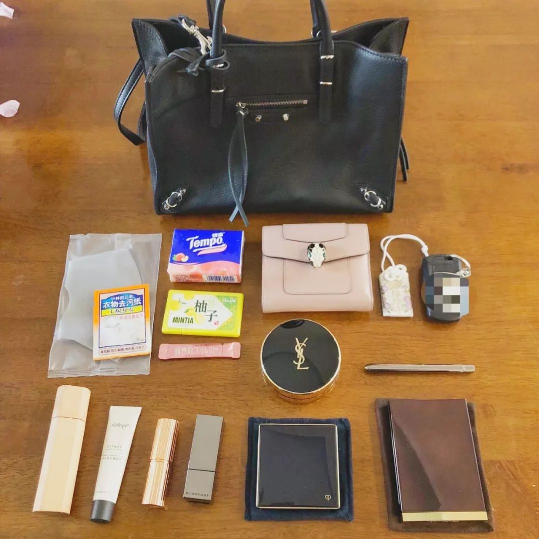 天啊！突击了武汉女人的包后，发现里面居然有……