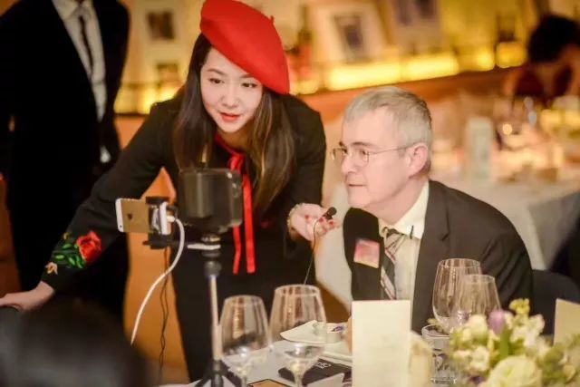 天啊！突击了武汉女人的包后，发现里面居然有……