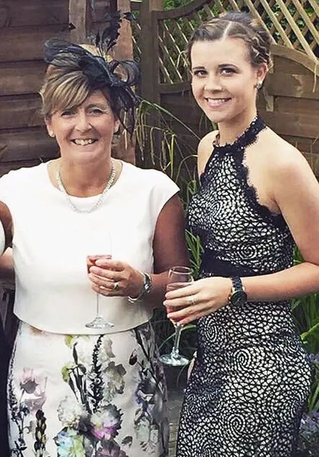 这个妹子的孕期有点怪!大姨妈正常光临,体型也没变丨周末趣读