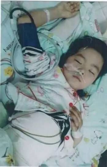 贵州有个10岁的“李嘉欣”，确诊重病后妈妈离家出走，但背篼爸爸不想放弃