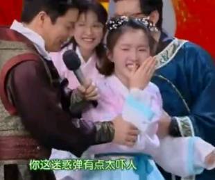 何炅揭秘主持快本,何炅和吴昕快乐大本营视频