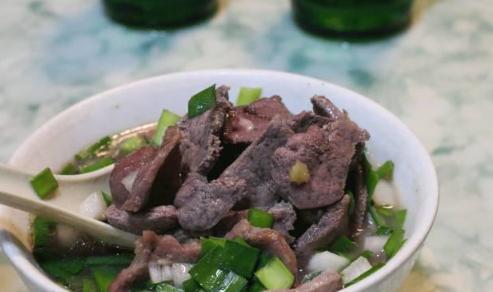 一碗牛杂能在夜市立足几十年,牛杂记忆深处的味道