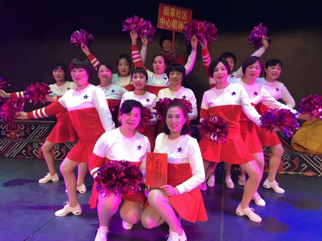 中老年人广场舞三人,中老年12人广场舞比赛