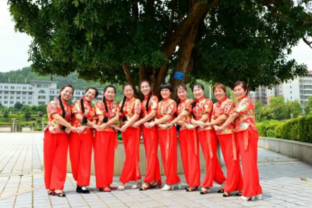 中老年人广场舞三人,中老年12人广场舞比赛