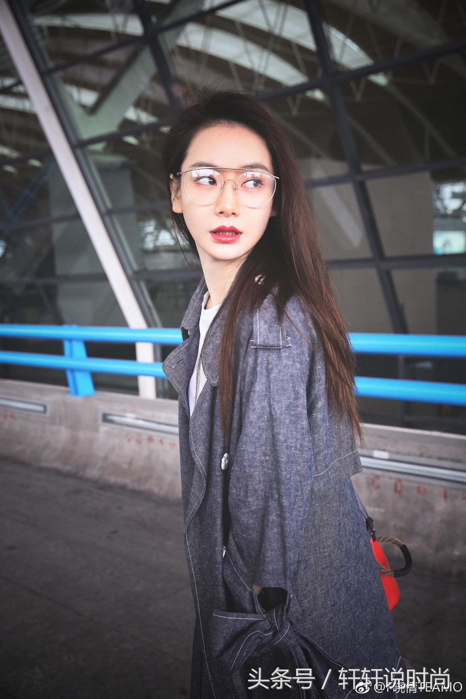 戚薇生日直播造型大变样网友惊呼,戚薇化妆成美女