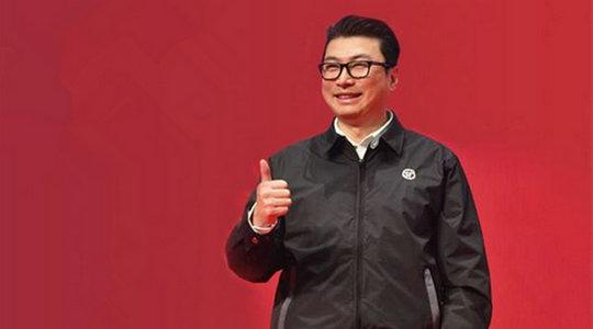 周鸿祎与马化腾中间这位是谁,周鸿祎跟马化腾抖音